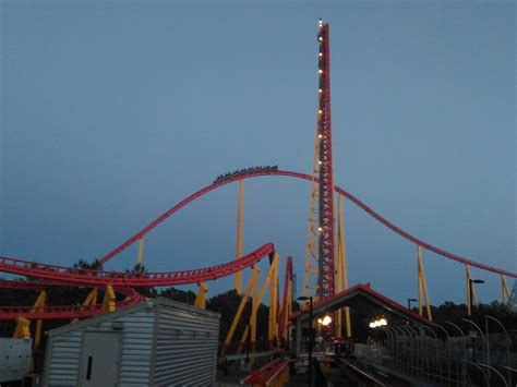 Intimidator 305 going through its massive airtime hill. : r/rollercoasters