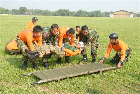 LATIHAN PENYELAMATAN KORBAN BENCANA ANTARA Foto