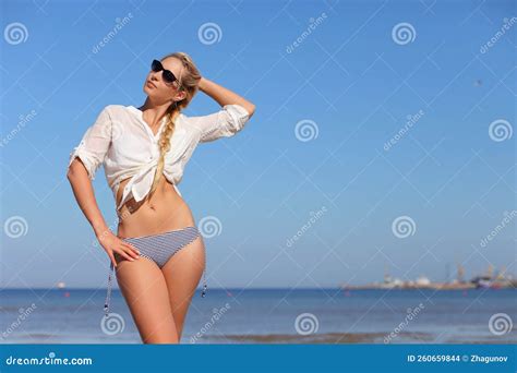 Bella Mujer En Bikini En La Playa Foto De Archivo Imagen De Muchacha Verano 260659844