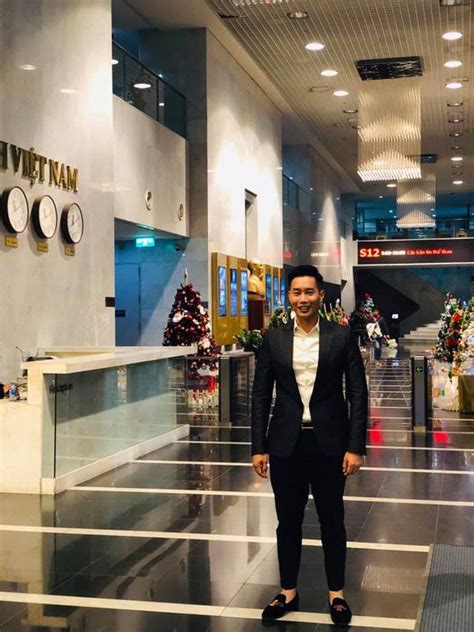 MC đình đám VTV khoe hình ảnh xưa bên mẹ ảnh cũ với vợ và con trai hot không kém
