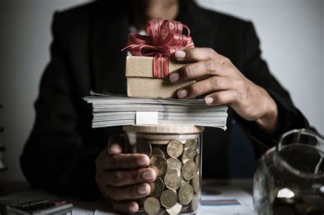 Donor Advised Fund vs Private Foundation | Avidian Wealth Solutions
