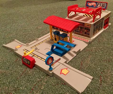Vintage Hot Wheels Sto Go Fix Fill Center Carry Playset Center