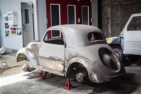 Fiat 500 Topolino En Proyecto De Restauración Imagen de archivo