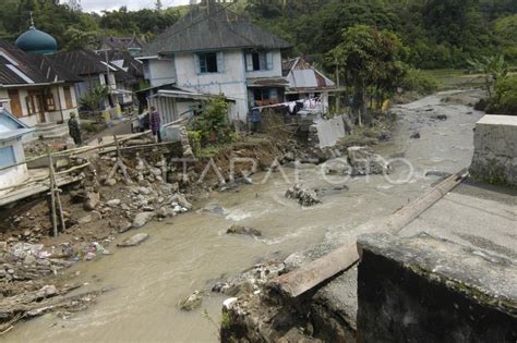 DITERJANG BANJIR ANTARA Foto