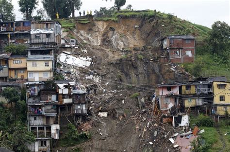 Deslizamentos De Terra Deixam Pelo Menos Mortos Na Col Mbia