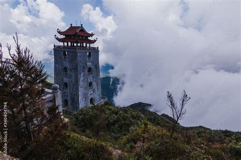 Templo en la cima de la montaña de Fansipan en la cordillera indochina