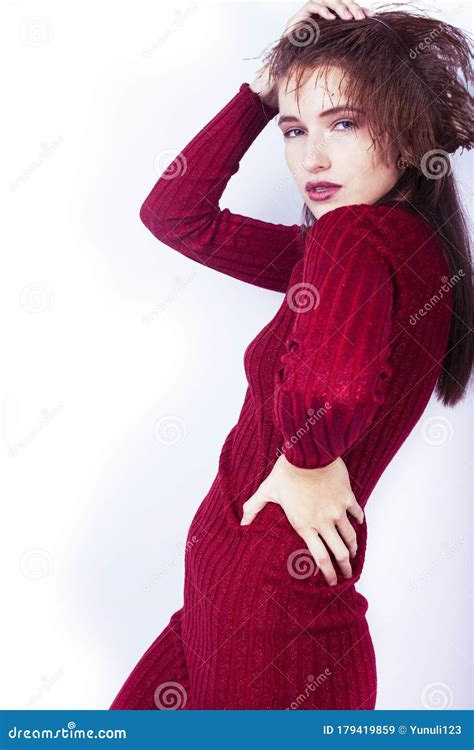 Jovencita Brunette Dama Moda Chica Vestida De Rojo Con El Concepto De Feather Elegante People