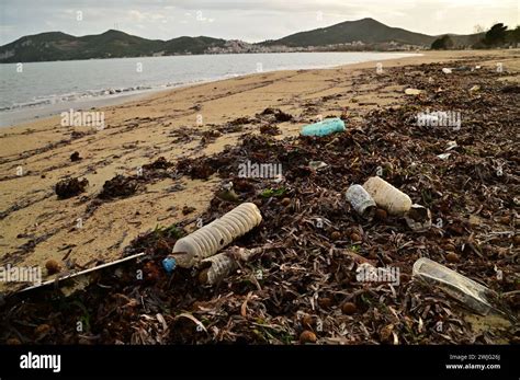 Playa de basura después de una tormenta con una gran cantidad de