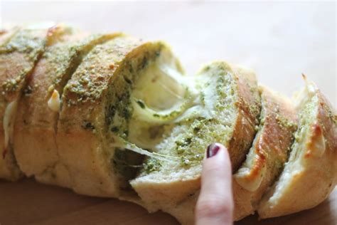 Pesto Garlic Cheesy Bread Recipe