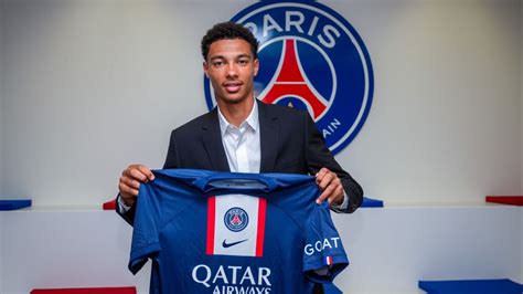 Hugo Ekitike signs with Paris Saint-Germain!