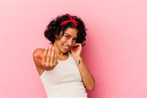 Joven Mujer Latina Rizada Aislada Sobre Fondo Rosa Apuntando Con El Dedo Como Si Invitara A