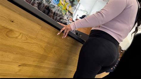Big Ol Latina MILF Booty VPL Spandex Leggings Yoga Pants Forum