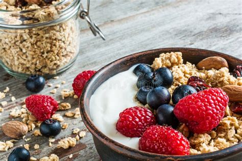 Kom Van Havergranola Met Yoghurt Verse Frambozen Bosbessen En Noten