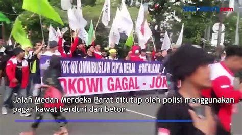 Pagar Beton Dan Kawat Berduri Dibongkar Massa Buruh Unjuk Rasa Tolak