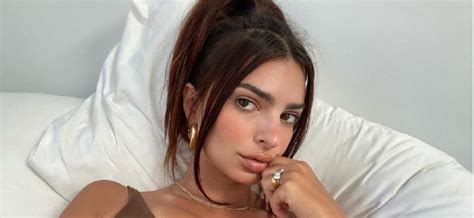 Emily Ratajkowski Très Sexy En Robe Moulante Inamorata