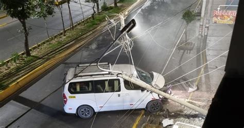 Vehículo derriba poste de alumbrado público y se da a la fuga en la av