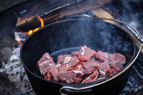 Brauhaus Gulasch Aus Dem Dutch Oven Rezept Firechefs De