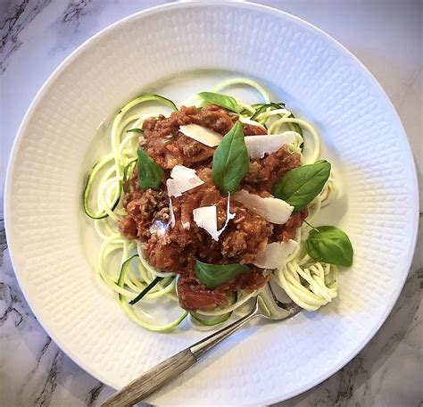 ZUCCHINI NOODLE SPAGHETTI BOLOGNESE - Hannes Helpings