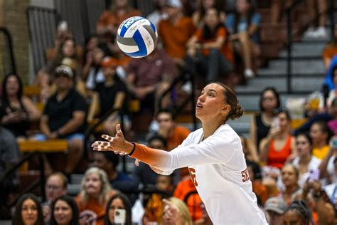 Texas volleyball sweeps Arkansas in battle for first place in SEC