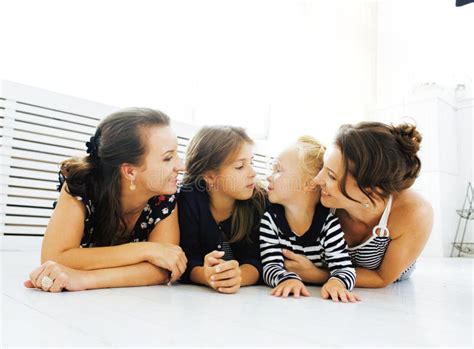 Le Sorelle Mature Si Gemono A Casa Con La Figlia Piccola La Famiglia Felice Si Sorride Da