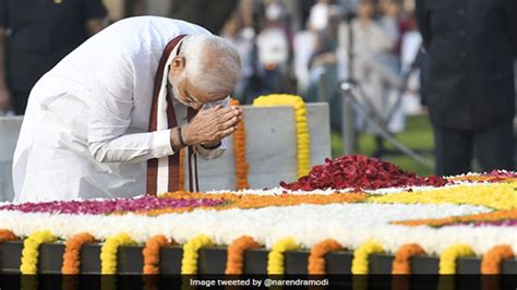 Gandhi Jayanti पीएम मोदी ने राजघाट पहुंचकर महात्मा गांधी को दी