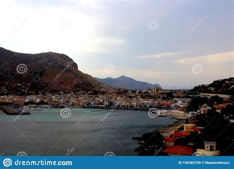 Costa Mar Tima En La Puesta Del Sol En Sicilia Italia Foto De Archivo