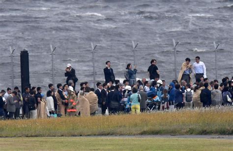 日本羽田机场一客机机翼起火 数百人紧急疏散组图 国际在线