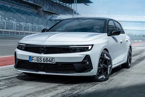 Opel Astra GSe: немцы представили "подогретые" хэтчбек и универсал (фото)