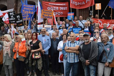 Stalowa Wola PiS i PO o HSW na dwóch różnych manifestacjach Radio Leliwa