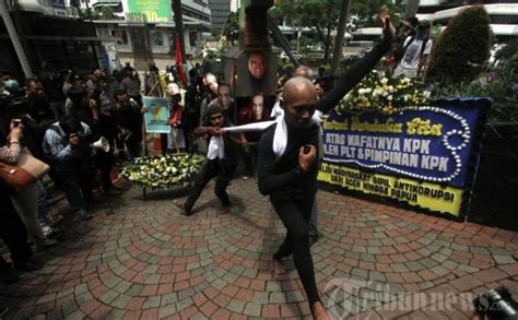 Foto Plt Ketua KPK Taufiequrachman Ruki Ditempel Di Kuda Troya