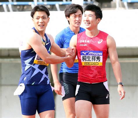 ＜織田記念陸上＞男子100メートル決勝 10秒14のタイムで優勝を飾り、桐生祥秀（右）に祝福される山県亮太（撮影・北條 貴史） ― スポニチ