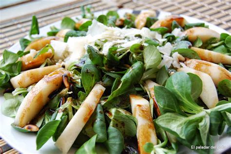 Ensalada de canónigos pera piñones y parmesano con vinagreta de miel