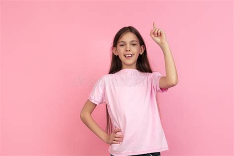 Portrait De Cette Petite Fille Du Caucase Isolée Sur Le Concept Rose D