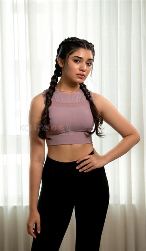 Fit Babe Krithi Shetty In A Full Sports Bra Photos 02 290588