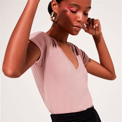 Camiseta gola V de Algodão Egípcio Cor Nude Merci mercishoponline
