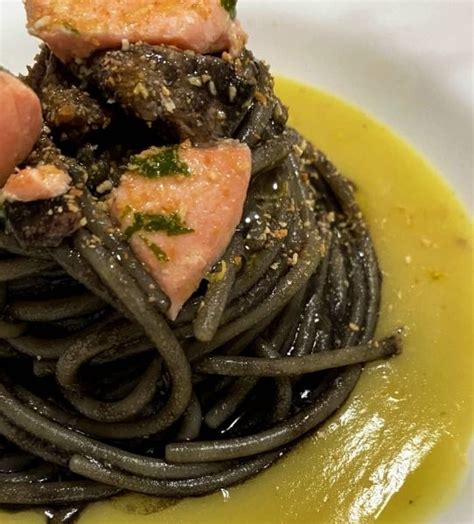 Spaghetti Al Nero Di Seppia Salmone Pane Aromatizzato Al Limone E