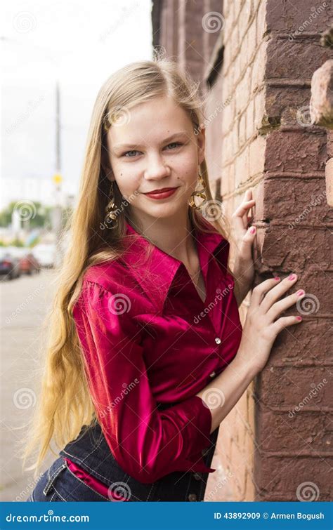 Actitud Adolescente Femenina Joven De La Muchacha Contra Una Pared De