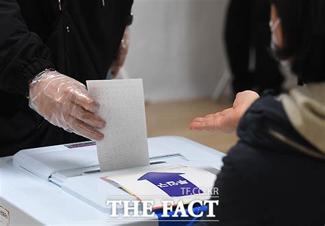 사전투표 둘째날 시민들의 소중한 한 표 Tf사진관 포토 기사 더팩트