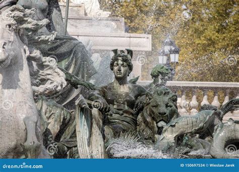 Des Quinconces Fontain De La Explanada Del Monumento Girondins Aux En