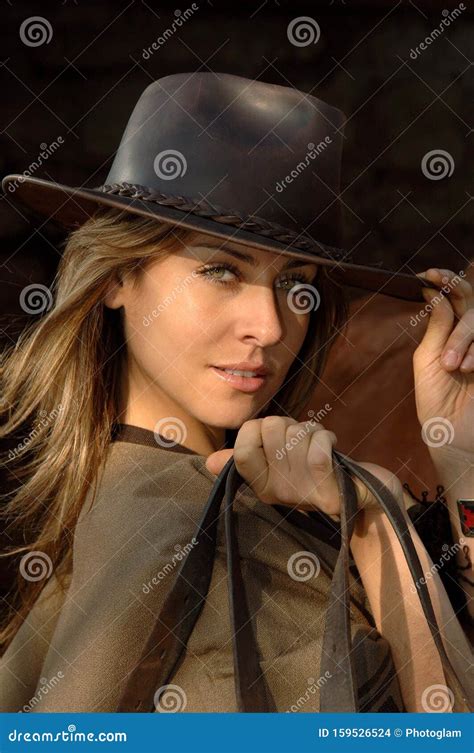 Prachtige Jonge Cowgirl Met Een Paard Stock Foto Image Of Verloofde Brunette