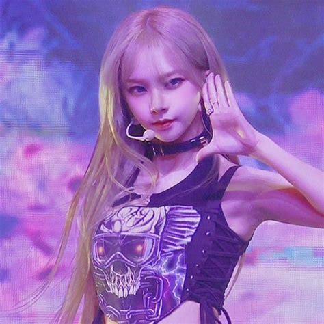 Karina Aespa Icons Lq Pfp Cute Fansite At Concert Blonde Hair