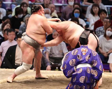 ＜大相撲名古屋場所7日目＞剣翔（右）をはたき込みで破る北勝富士（撮影・椎名 航） ― スポニチ Sponichi Annex スポーツ