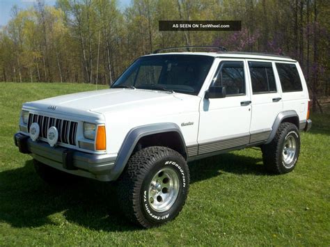 Lifted white jeep cherokee