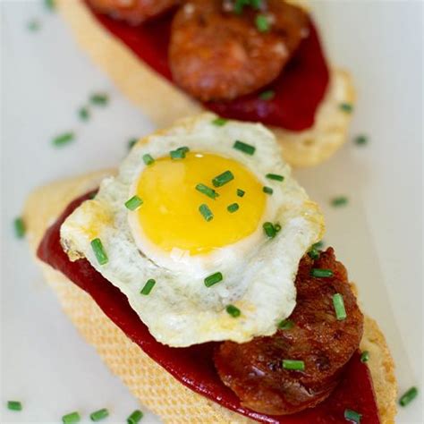 Montaditos De Pimiento Del Piquillo Chorizo Y Huevo De Codorniz