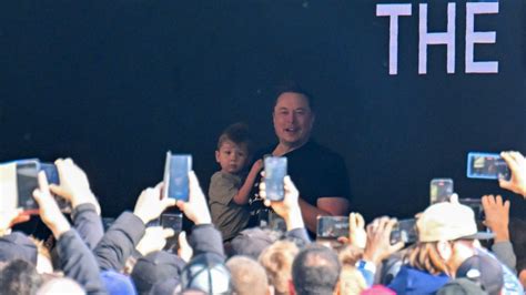 Elon Musk Besucht Tesla Werk In Grünheide Automobilwoche De