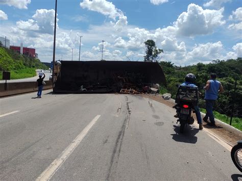 Carreta Tomba E Bloqueia Pista Sentido Sp Da Rodovia Fernão Dias Em