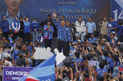 Lautan Massa Pendukung Ahy Sby Birukan Kandang Banteng Banyuwangi