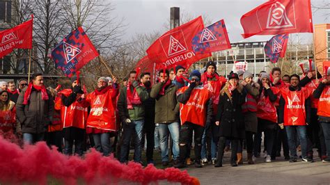 CARIAD Beschäftigte machen mit Warnstreik Druck auf Tarifverhandlungen