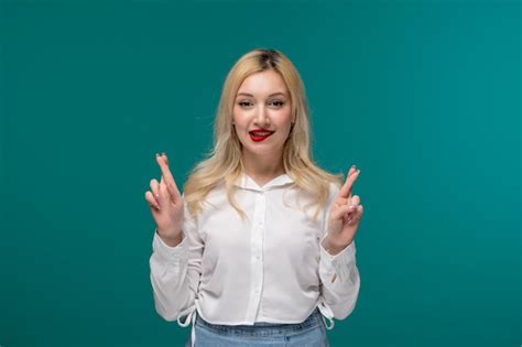 Jolie Fille Jeune Jolie Fille Blonde Dans Une Chemise Blanche Croisant Les Doigts Et Mordant Les