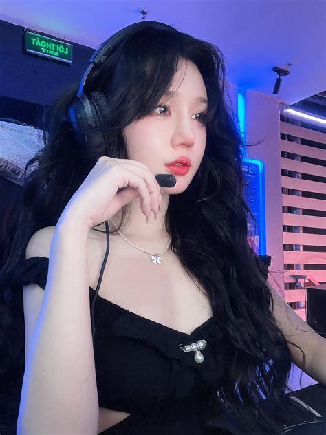 Mặt mộc gây chú ý của hot girl phòng net người theo dõi oFamily